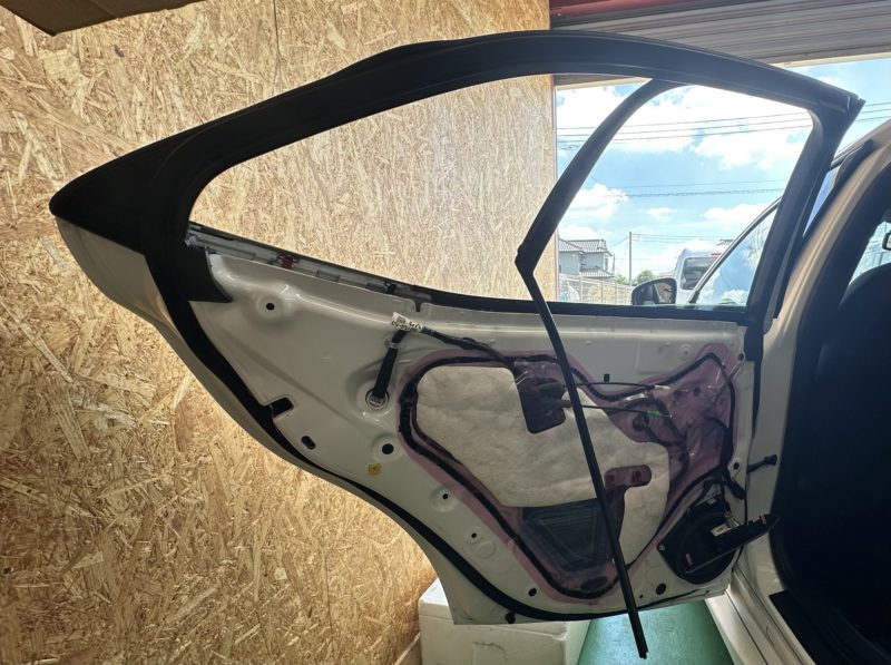 フィルム施工するためにガラスを外したレクサスの助手席側のドア画像