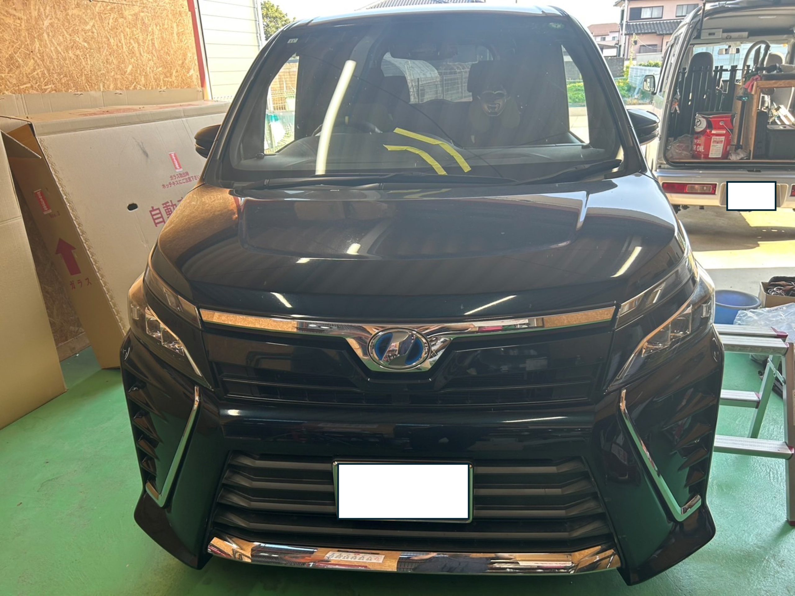 走行中の石跳ねでフロントガラスに傷が付いたヴォクシー