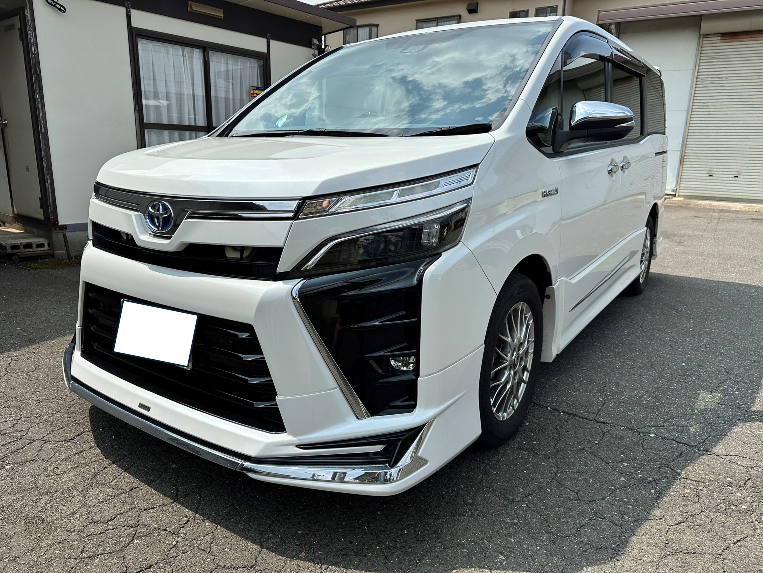 ドラレコを持込で取付する白のヴォクシーの画像