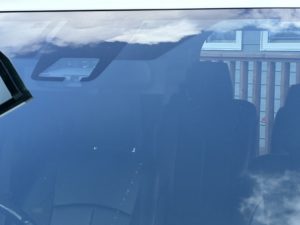 ドラレコカメラを取り外したフロントガラス