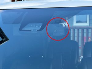 ドラレコカメラ付替え前のフロントガラス。分かりやすく赤丸をつけている