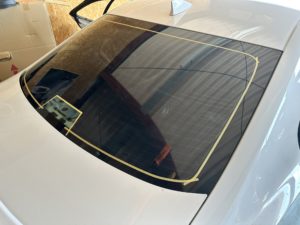 フィルムを施工したレクサスの後ろガラスの画像