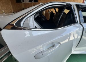 フィルム施工のためにガラスを外したレクサスの扉