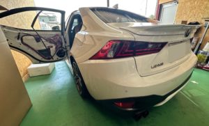 施工するためにガラスを外したレクサスの画像