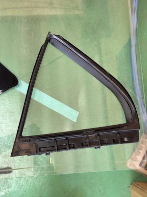 レクサスのドアから外したガラスの画像