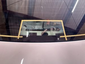 フィルム施工したレクサスの後ろのガラス