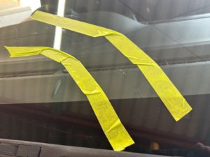 石跳ねで長い傷かついたフロントガラス