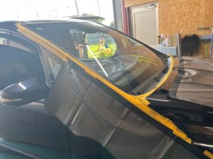 フロントガラスを外す前に養生している画像