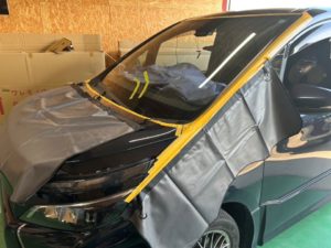 ガラス交換するヴォクシーをマスキングしている画像