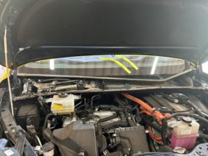 ガラス交換するヴォクシーのボンネットにマスキングしている画像