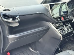 ヴォクシードラレコ付替え中で配線前のダッシュボード