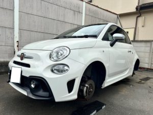 フィアットアバルト５９５をジャッキアップしてタイヤを外している画像