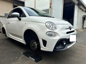 フィアットアバルト５９５をジャッキアップしてタイヤを外している画像